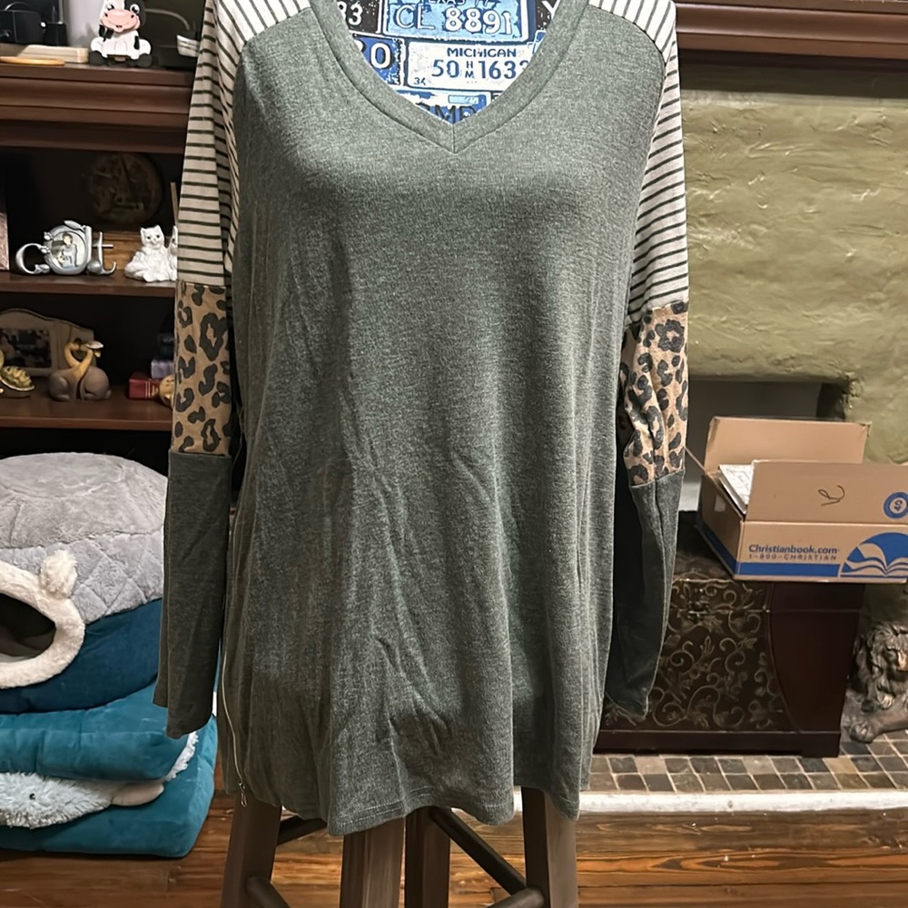 Long sleeve V-neck tee shirt for women